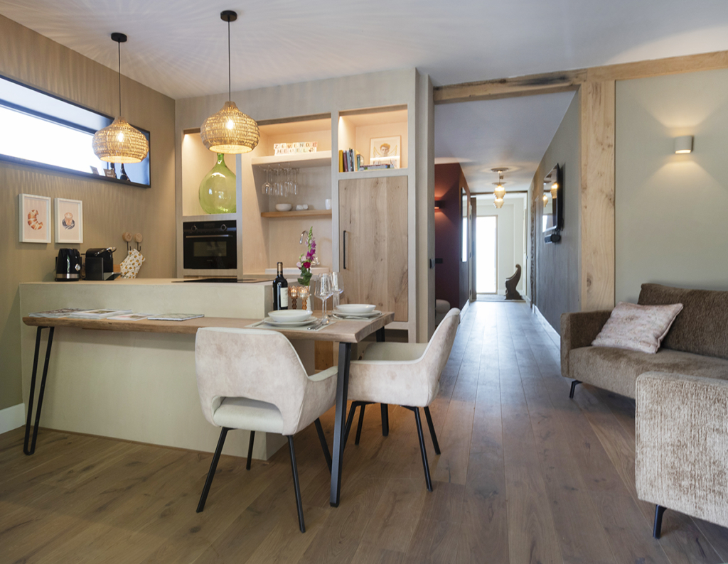 CreativeWanders©2025-6618