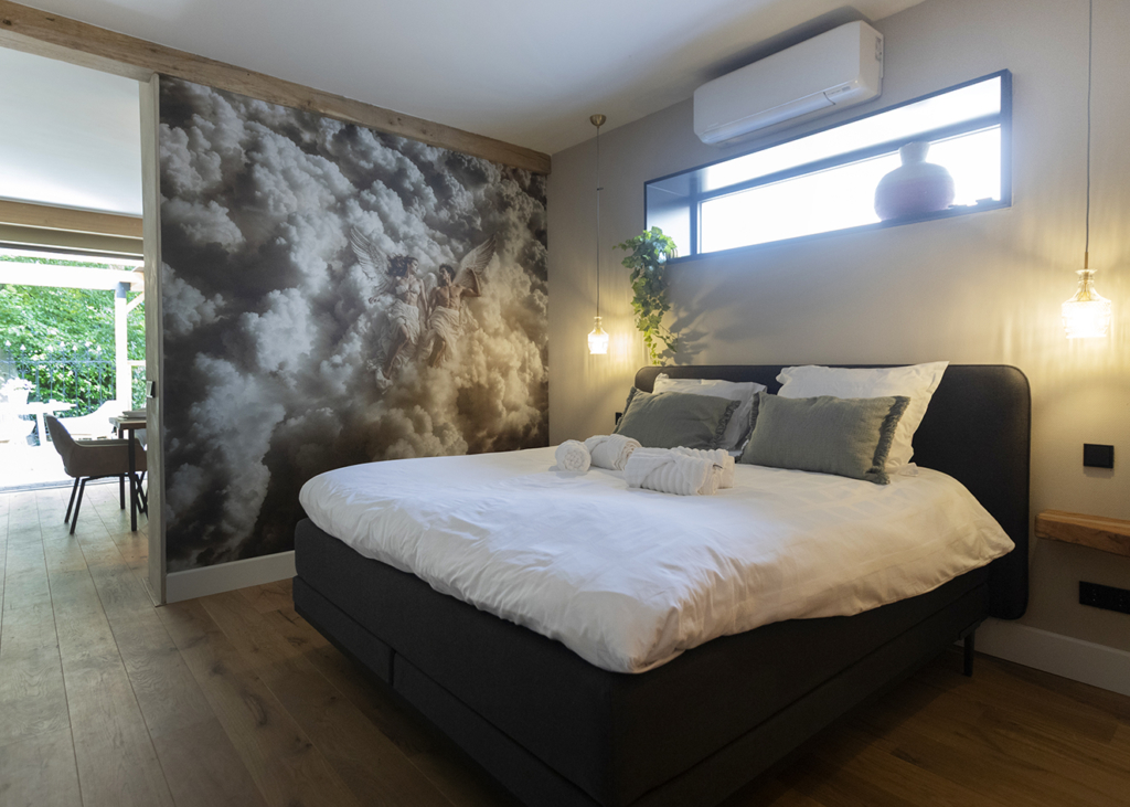 CreativeWanders©2025-6724